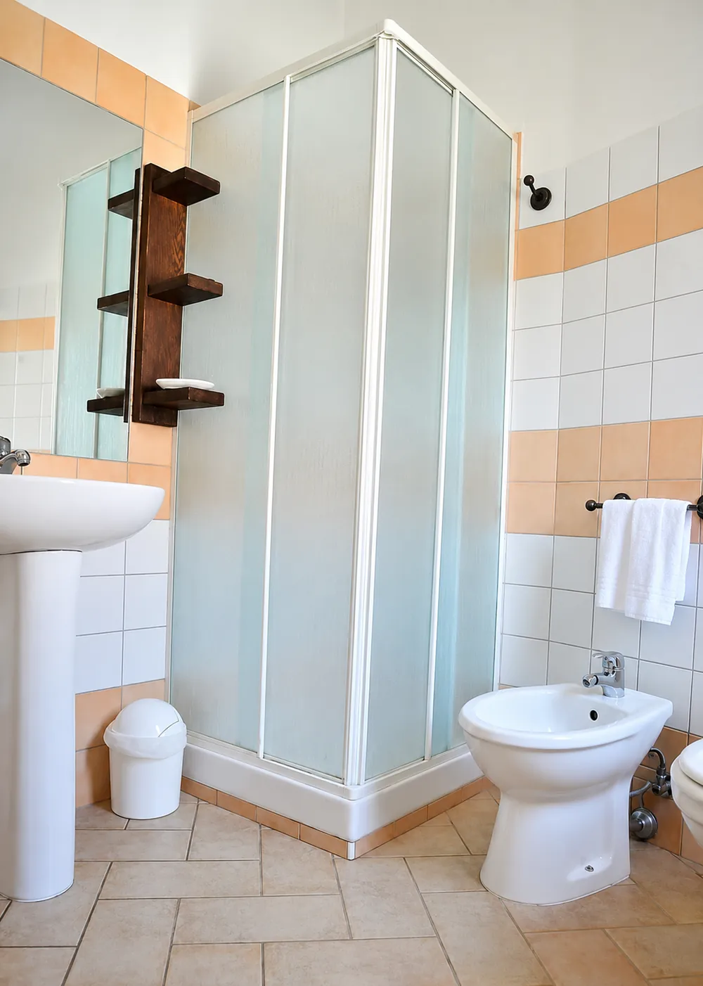 Bagno moderno con doccia in camera del boutique hotel