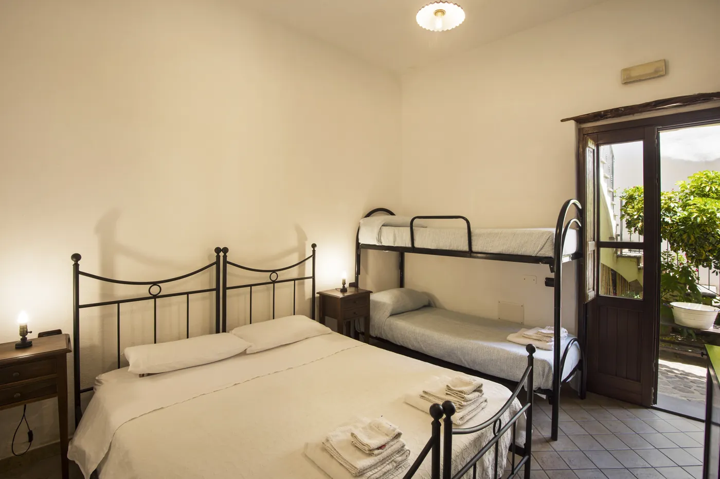 Camera quadrupla con letto matrimoniale e letto a castello