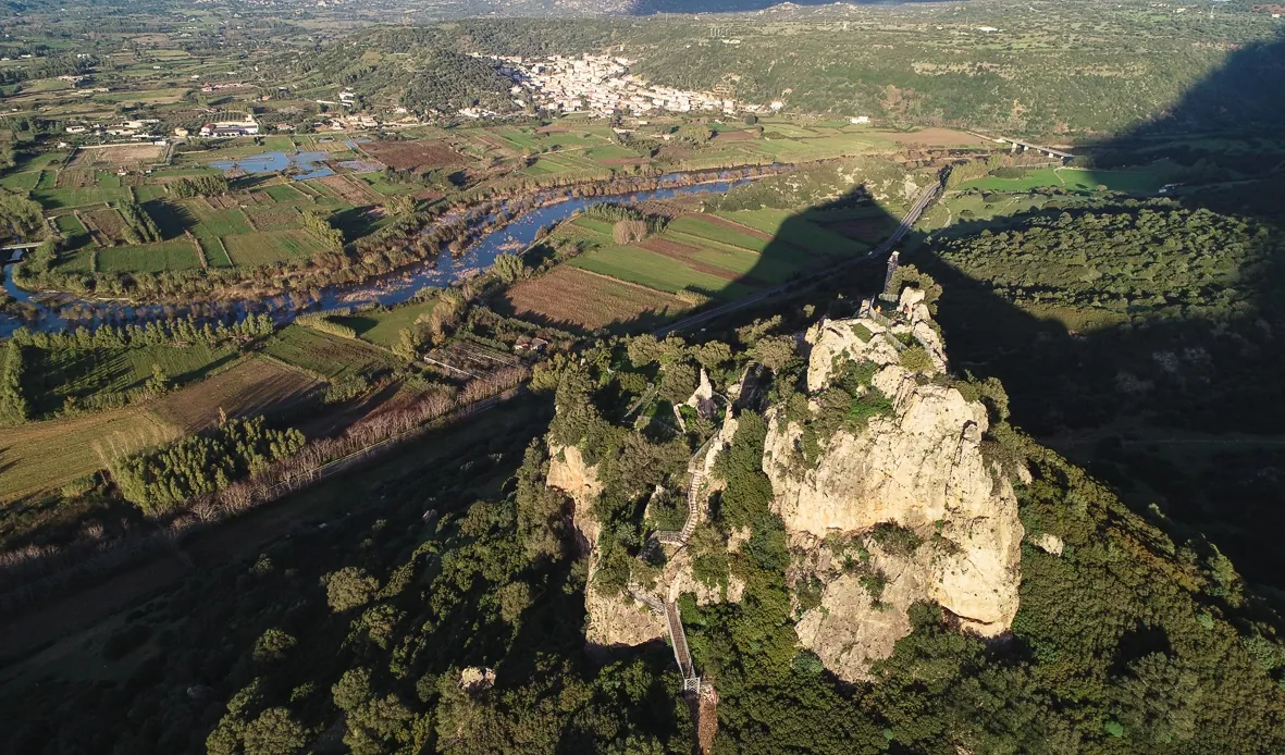 Il castello di Pontes (Malicas) sulla collina, visto dall'alto