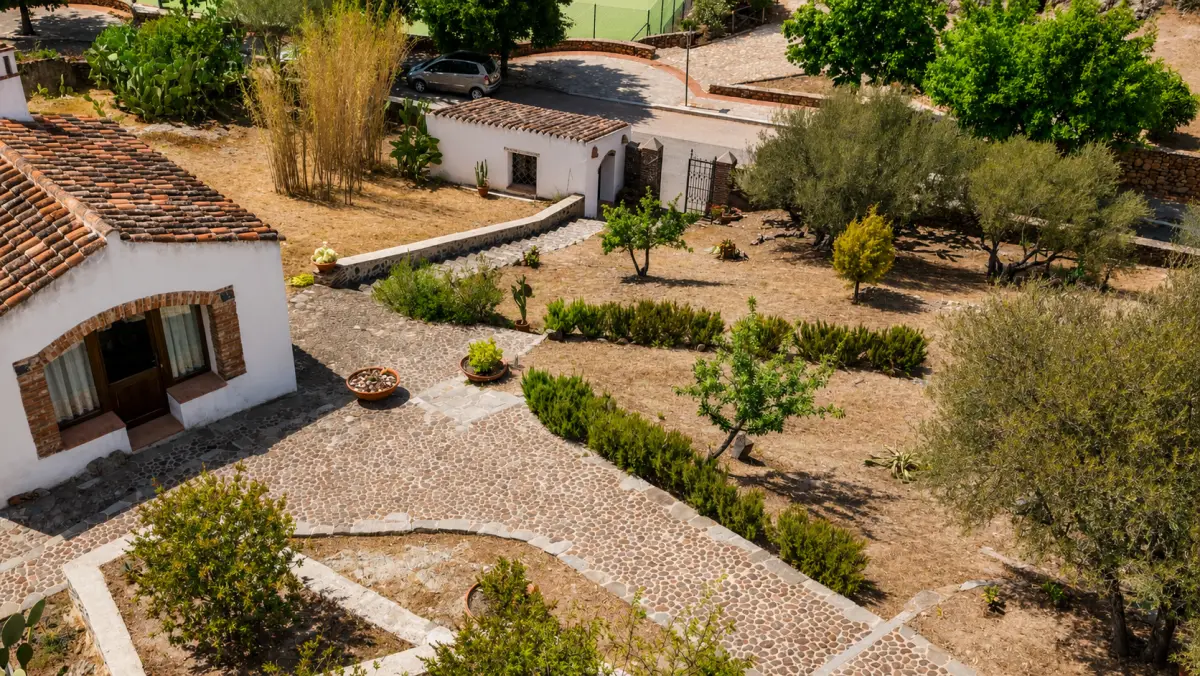 Veduta aerea dei giardini e degli edifici del Castello Malicas