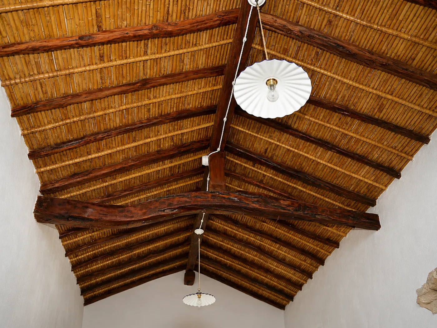 Soffitto con travi in ginepro e incannucciato tradizionale sardo